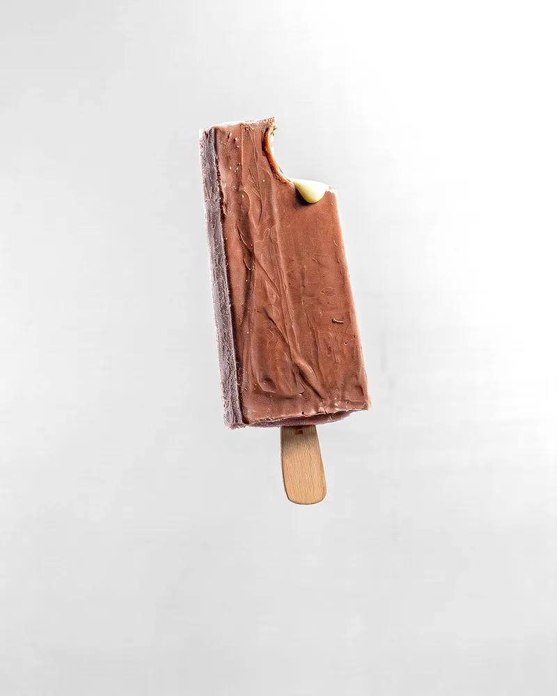Paleta Premium de Ninho Trufado com cobertura de chocolate e recheio de ninho