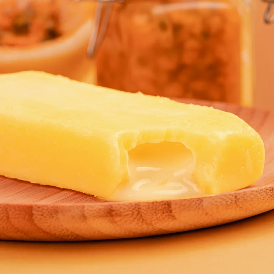 Paleta amarela aberta mostrando o recheio cremoso
