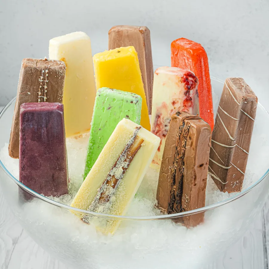 Paletas coloridas em uma taça de vidro com gelo