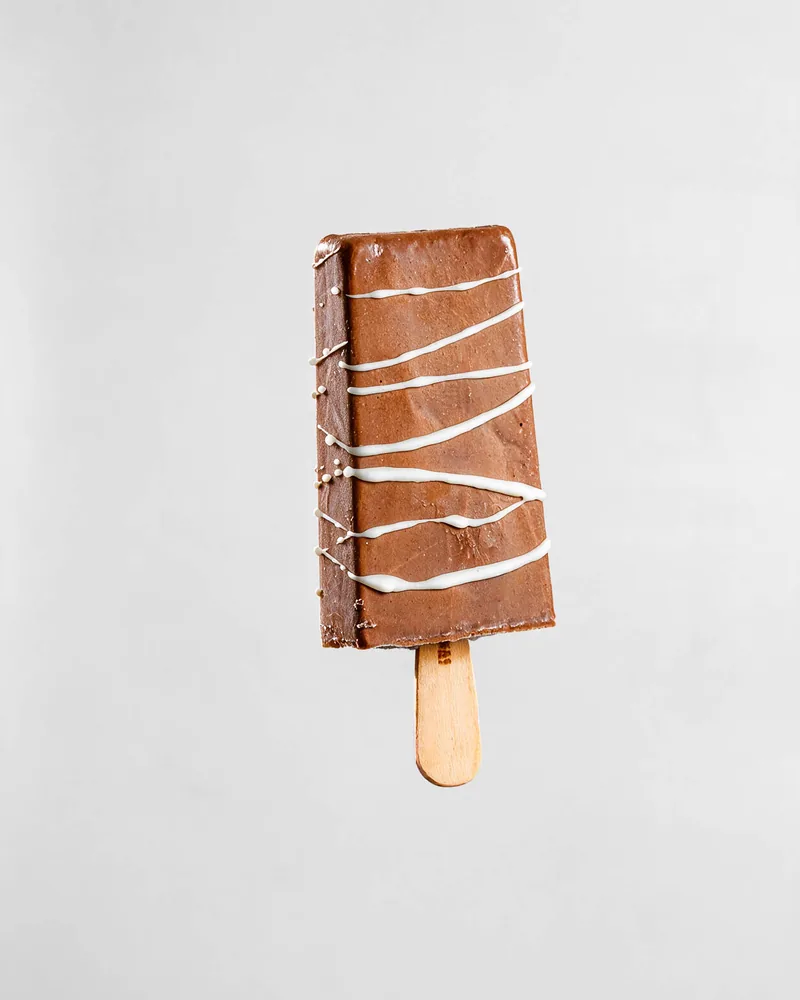 Paleta de Cookies com cobertura de chocolate e fios de chocolate branco