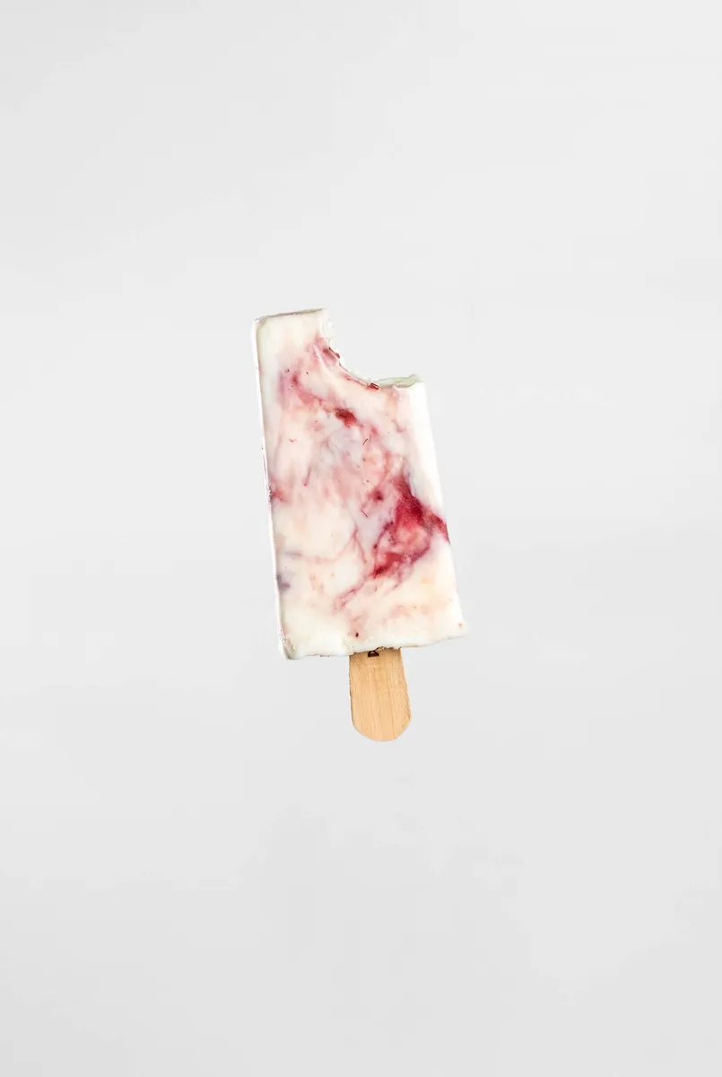 Paleta Gourmet de Iogurte com Frutas Vermelhas