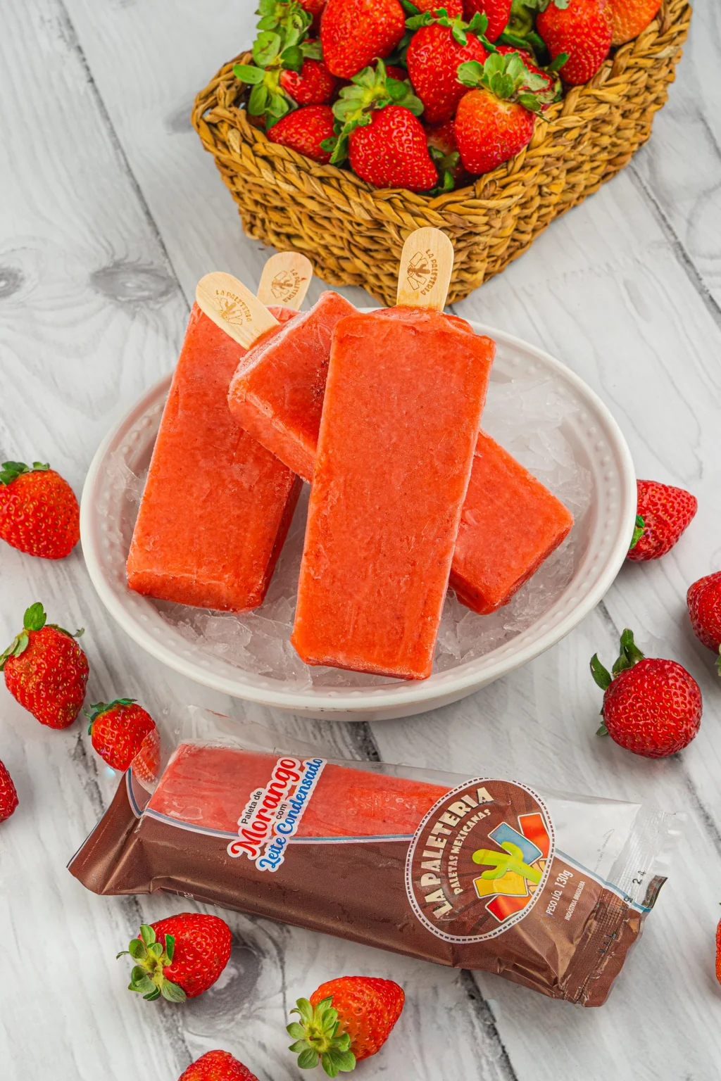 Paletas de morango com morangos frescos e embalagem La Paleteria
