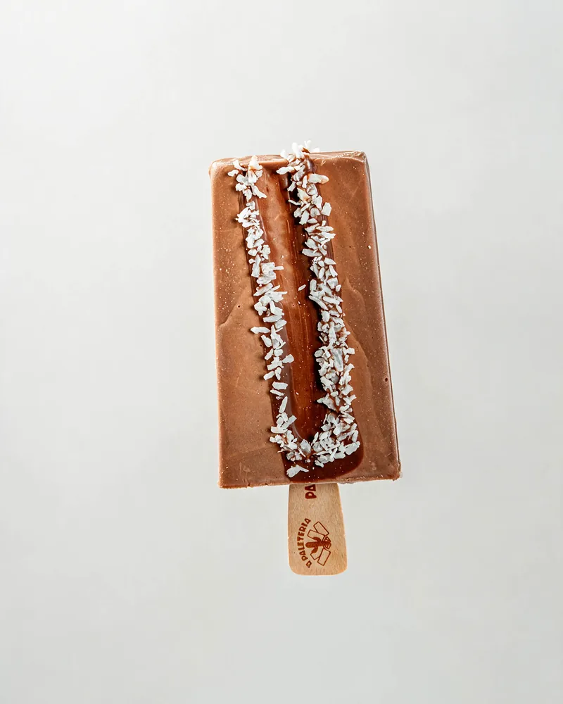 Paleta de Prestígio com cobertura de chocolate e coco